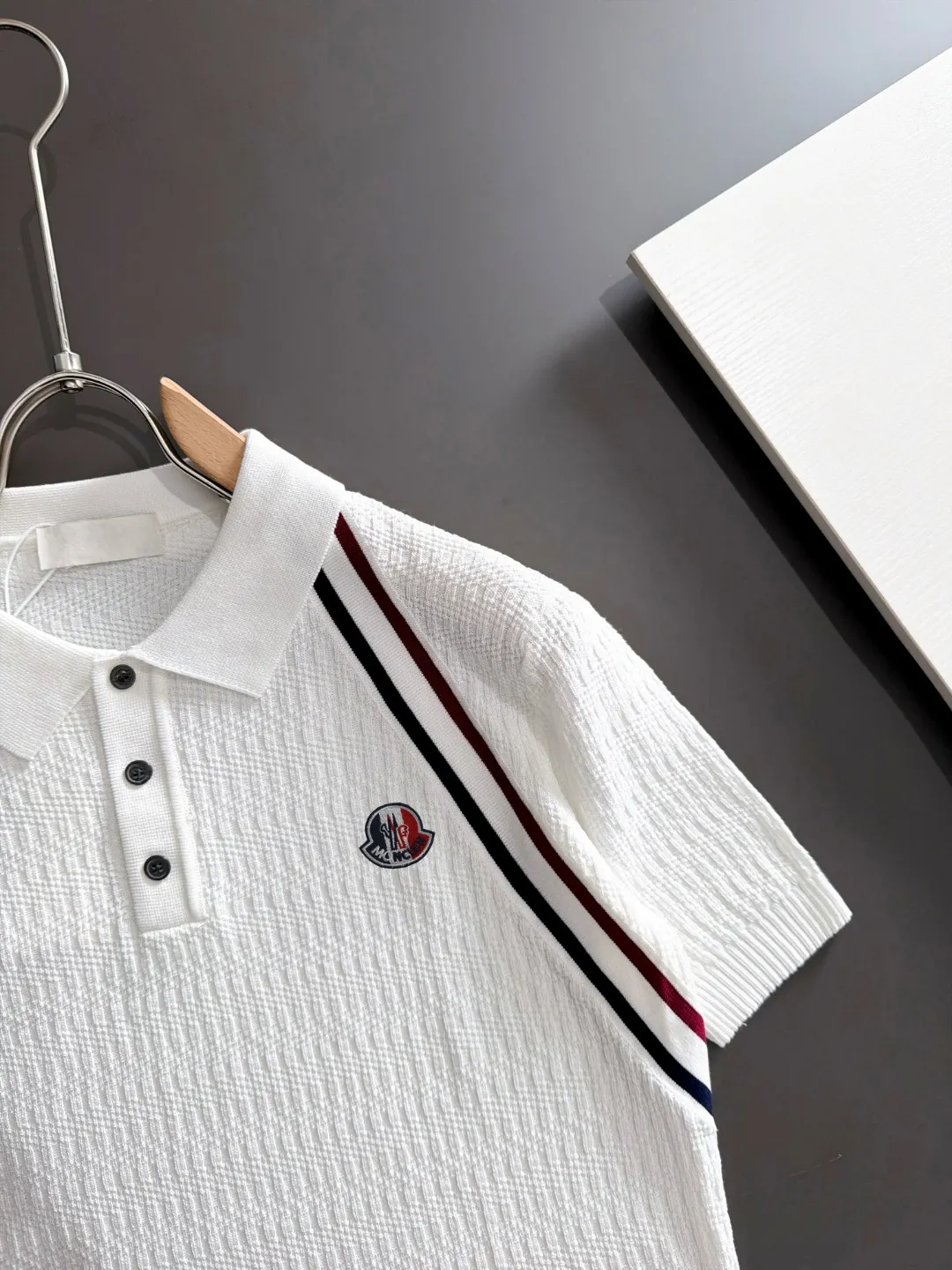 Next day delivery P165 High Quality Mouth Covered 2026 Summer New Arrival Men's Short Sleeve T-shirt Made of combed cotton yarn knitted cotton fabric, pure cotton high weight special yarn, it feels full of weight when weighed, and the upper body is more textured than ordinary T-shirts. This texture can cope with the weather easily and is suitable for both hot and cold! The pattern on the chest adopts three-dimensional embroidery technology, and is perfectly produced stitch by stitch with reference to the original version! Loose fit design, looks noble. Size: M to XXXL